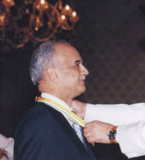 Professor Shak Qureshi receiving award from Government of Pakistan in 2004