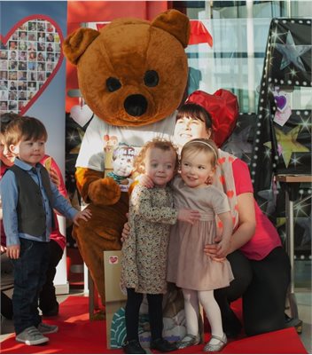 Theo, Jessica, Fearne with Eddie-Echo and Clare play specialist