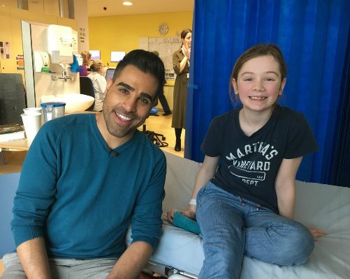 Dr Ranj in Evelina London&amp;#39;s Beach Ward with one of our patients.
